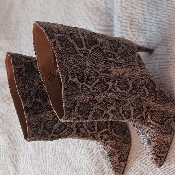 Boots - Picture 3 of 4